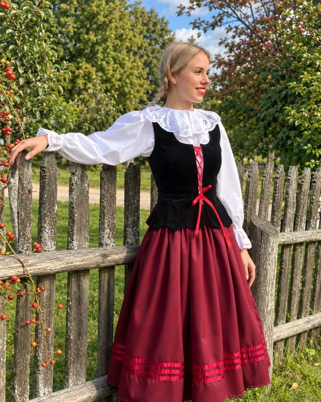 gorset-czarny-na-modelce-galeria.webp