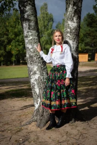 spodnica-krakowska-bawelniana-tradycyjna-dostepne-kolory-sesja-19.webp