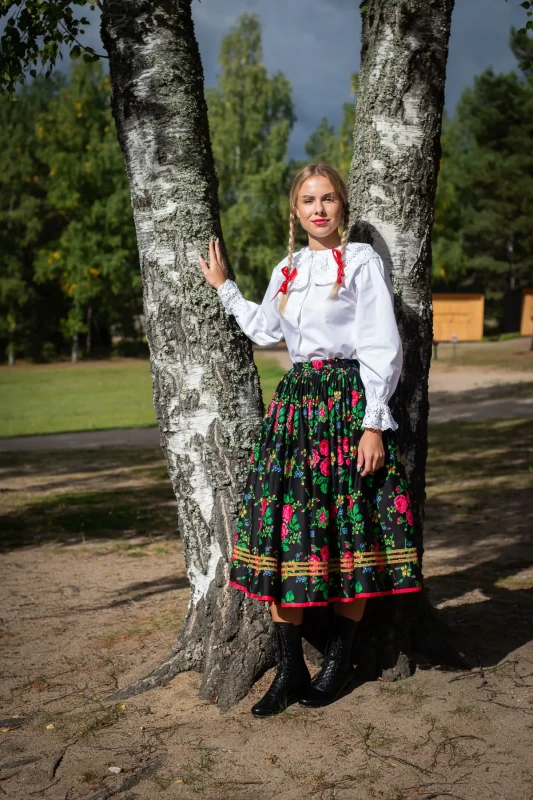 spodnica-krakowska-bawelniana-tradycyjna-dostepne-kolory-sesja-19.webp