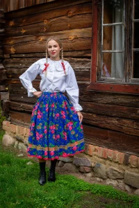 spodnica-krakowska-klasyczna-dostepne-kolory-sesja-20.webp