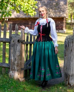 spodnica-haftowana-sesja-7.webp