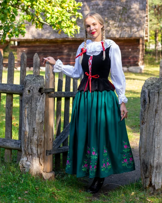spodnica-haftowana-sesja-7.webp
