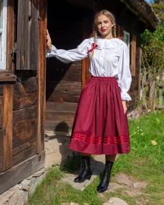 spodnica-ludowa-welniana-bordo-premium-sesja-10.webp