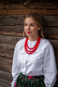 korale-ludowe-czerwone-klasyczne-sesja-21.webp