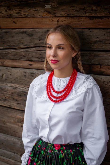 korale-ludowe-czerwone-klasyczne-sesja-21.webp