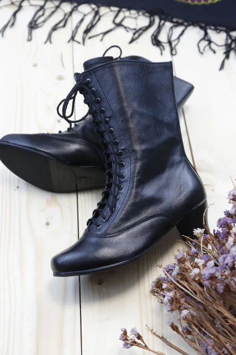 buty-ludowe-dziewczece-1.webp
