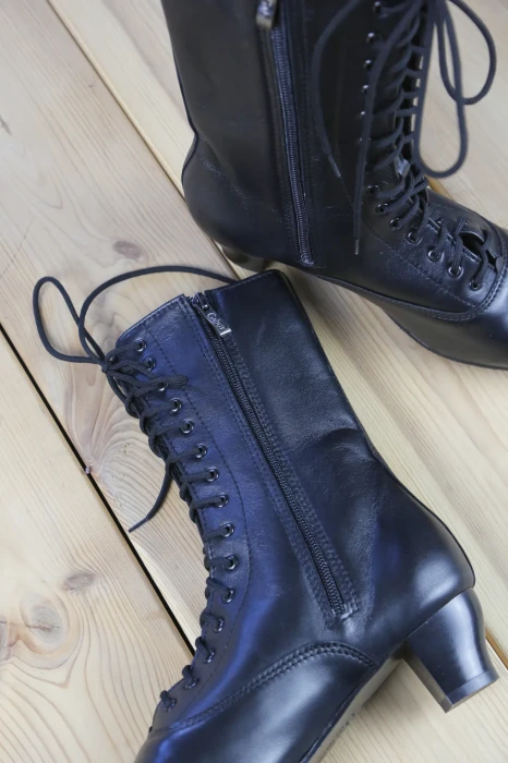 buty-damskie-ludowe-z-zamkiem-1.webp