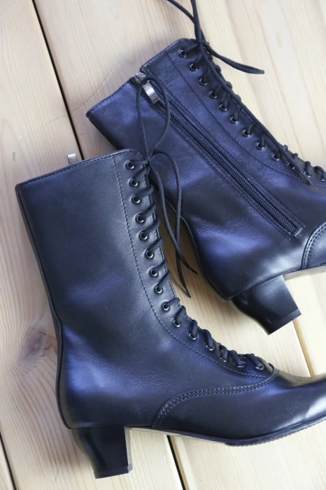 buty-damskie-ludowe-z-zamkiem-2.webp