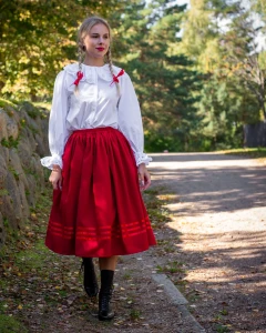 spodnica-ludowa-gladka-sesja-czerwona.webp