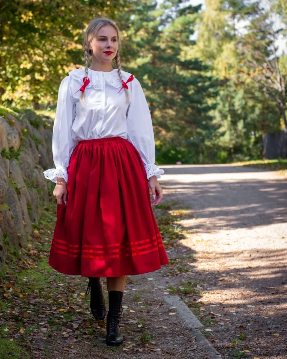 spodnica-ludowa-gladka-sesja-czerwona.webp