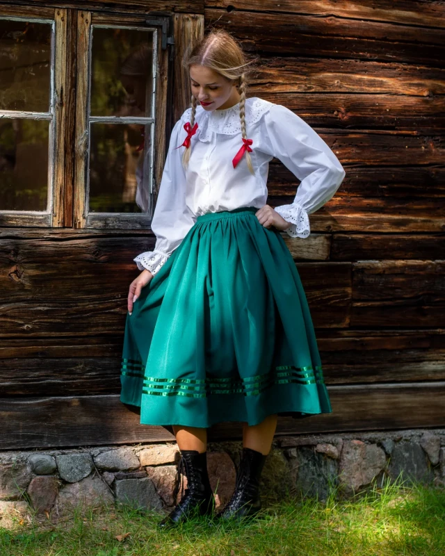 spodnica-ludowa-gladka-sesja-zielona.webp