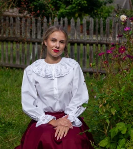 Bluzka z koronką haftowaną – sesja w skansenie