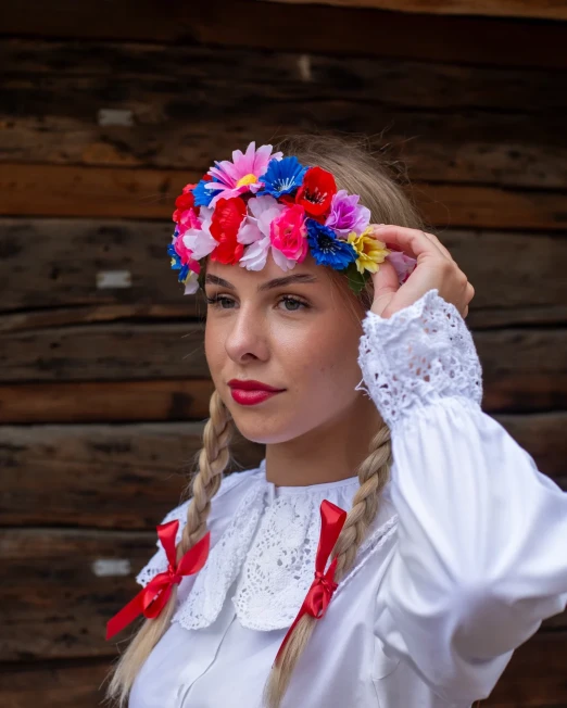 Bluzka ludowa i kolorowy wianek