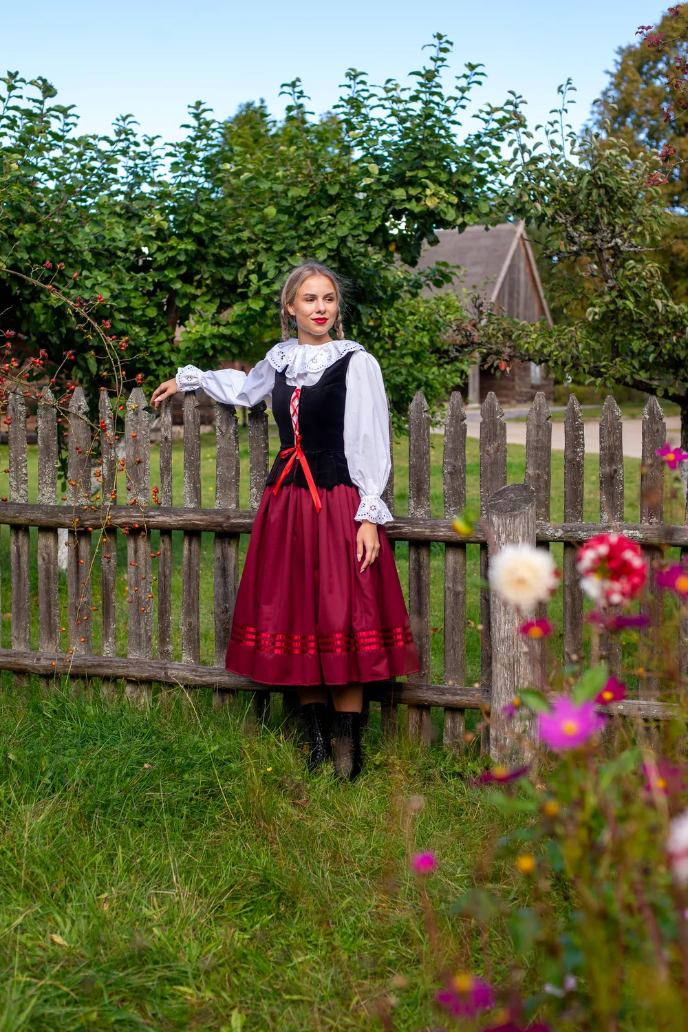 Bluzka krakowska, gorset z czarnego aksamitu i bordowa spódnica