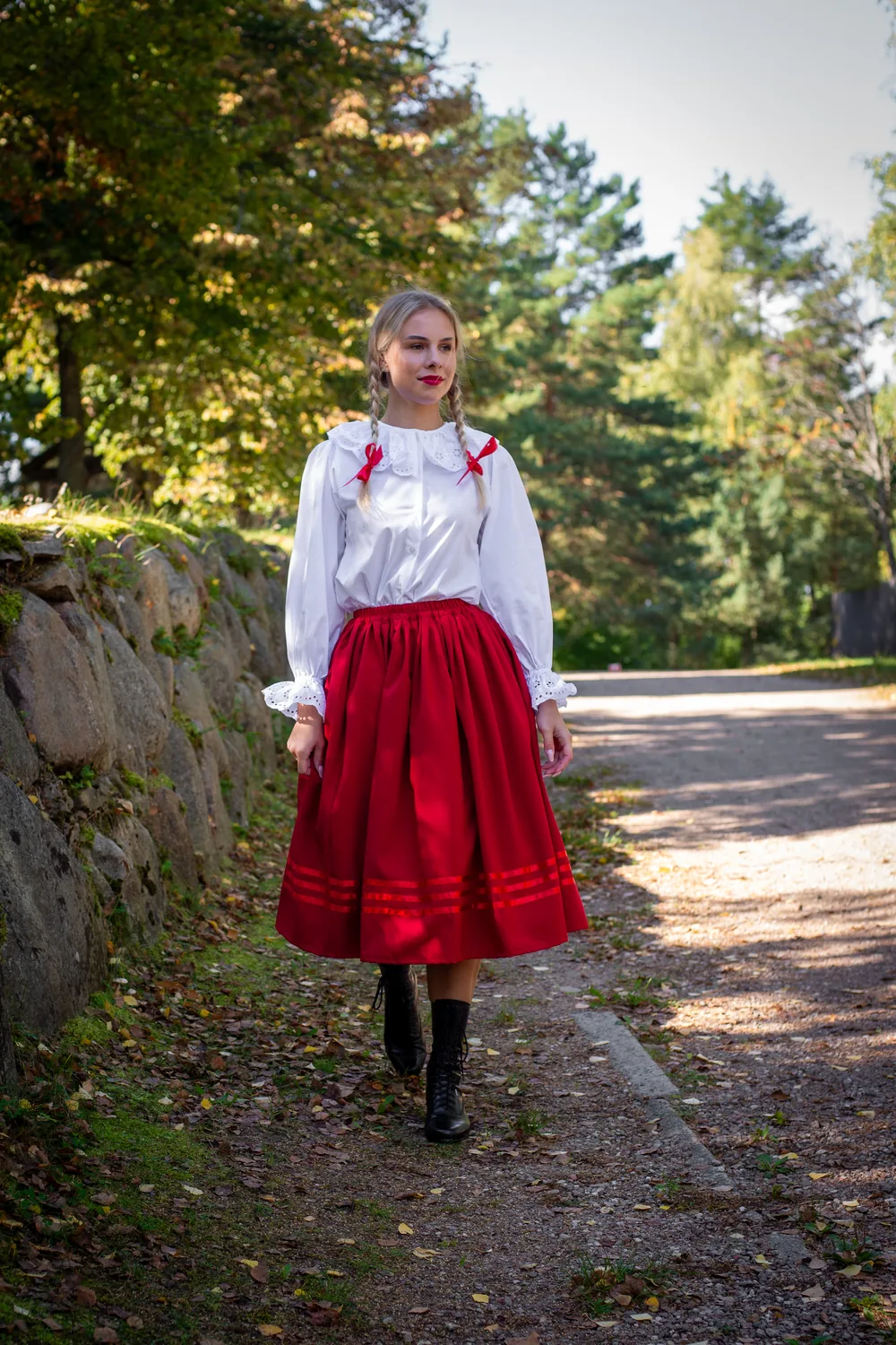 Bluzka krakowska, gładka spódnica i korale