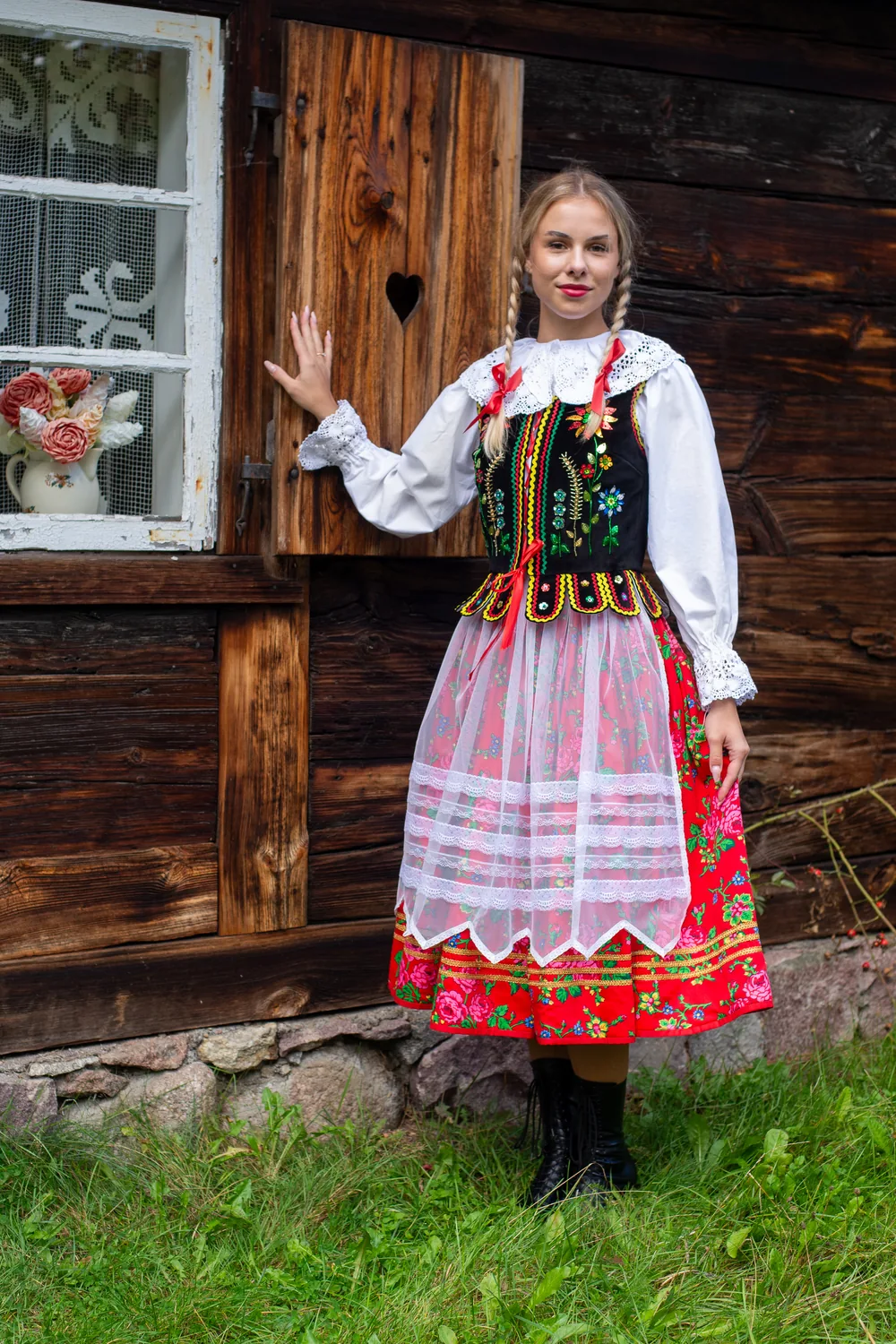 Strój krakowski damski na modelce