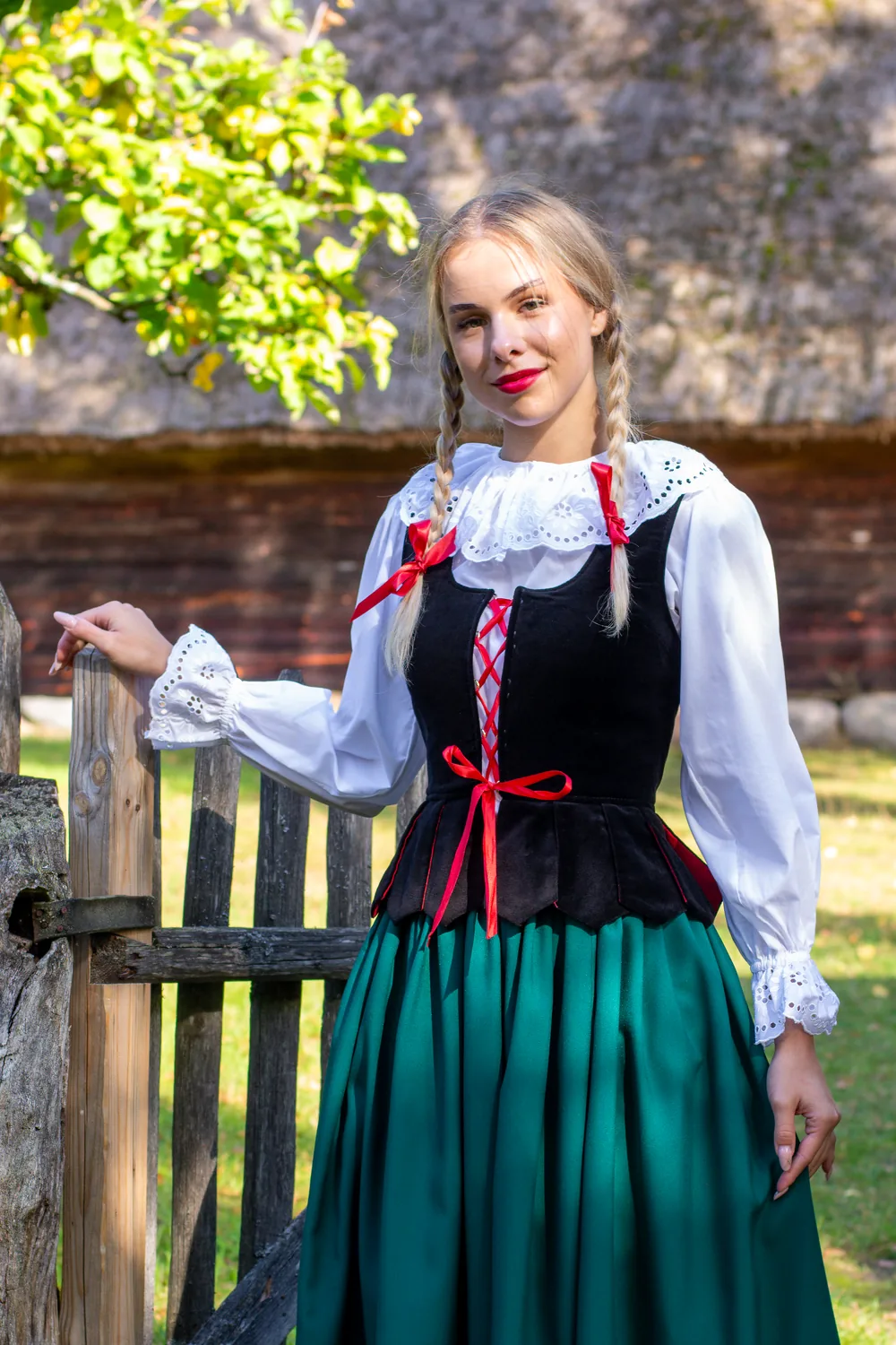 Bluzka krakowska, gorset z patkami i zielona spódnica haftowana
